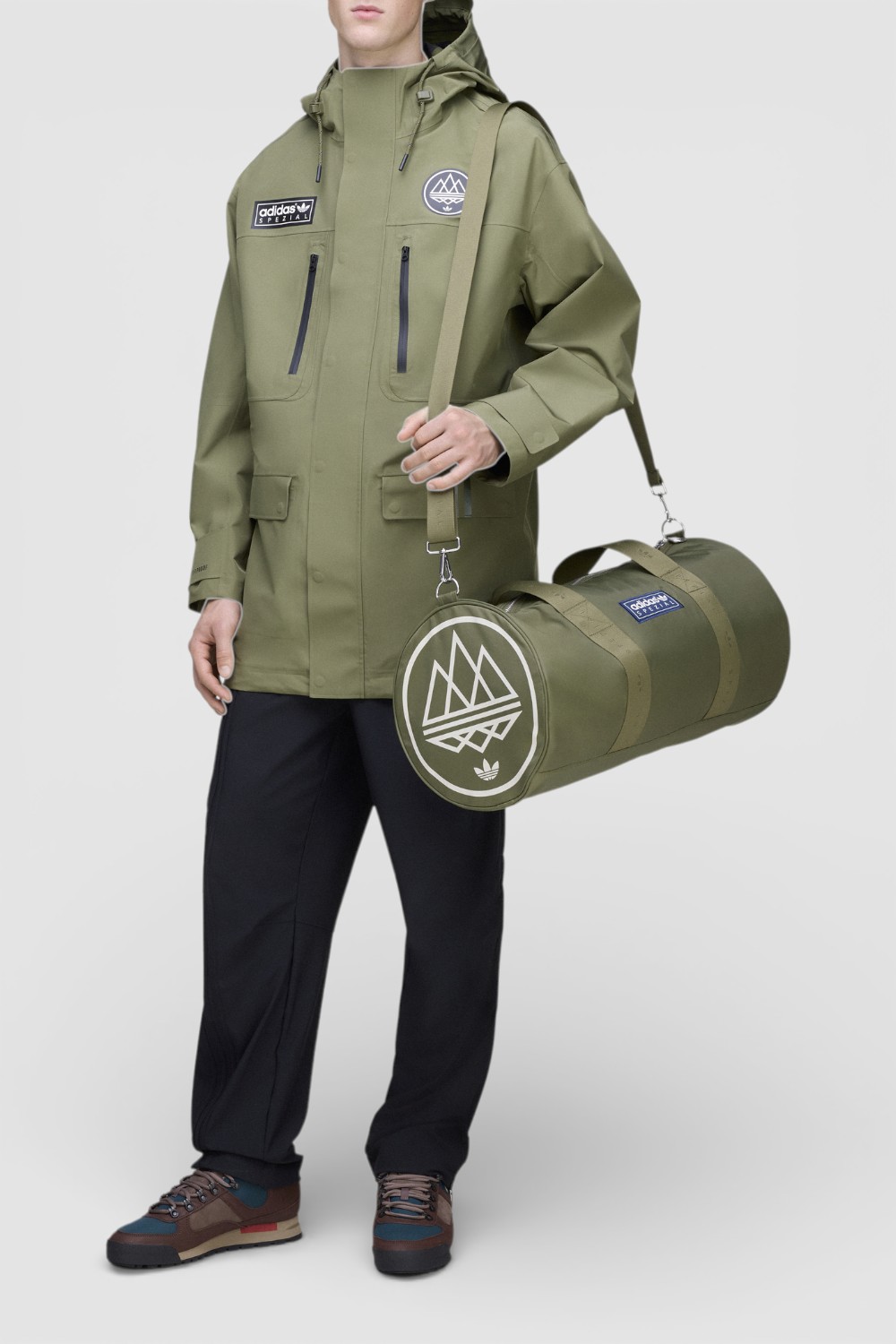 תמונת כל הלוק של מעיל פרקה